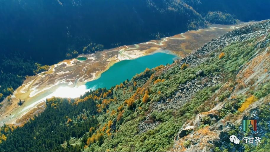 有人说，如果在10月错过了莲花湖，就相当于错过了整个秋天