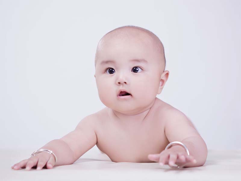 502胶水进宝宝眼睛里面怎么办,男童不小心把502点胶被粘眼睛