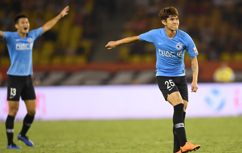 李建滨技不如人就踢人发泄?队友都脸红!申花球迷和曹赟定对骂?