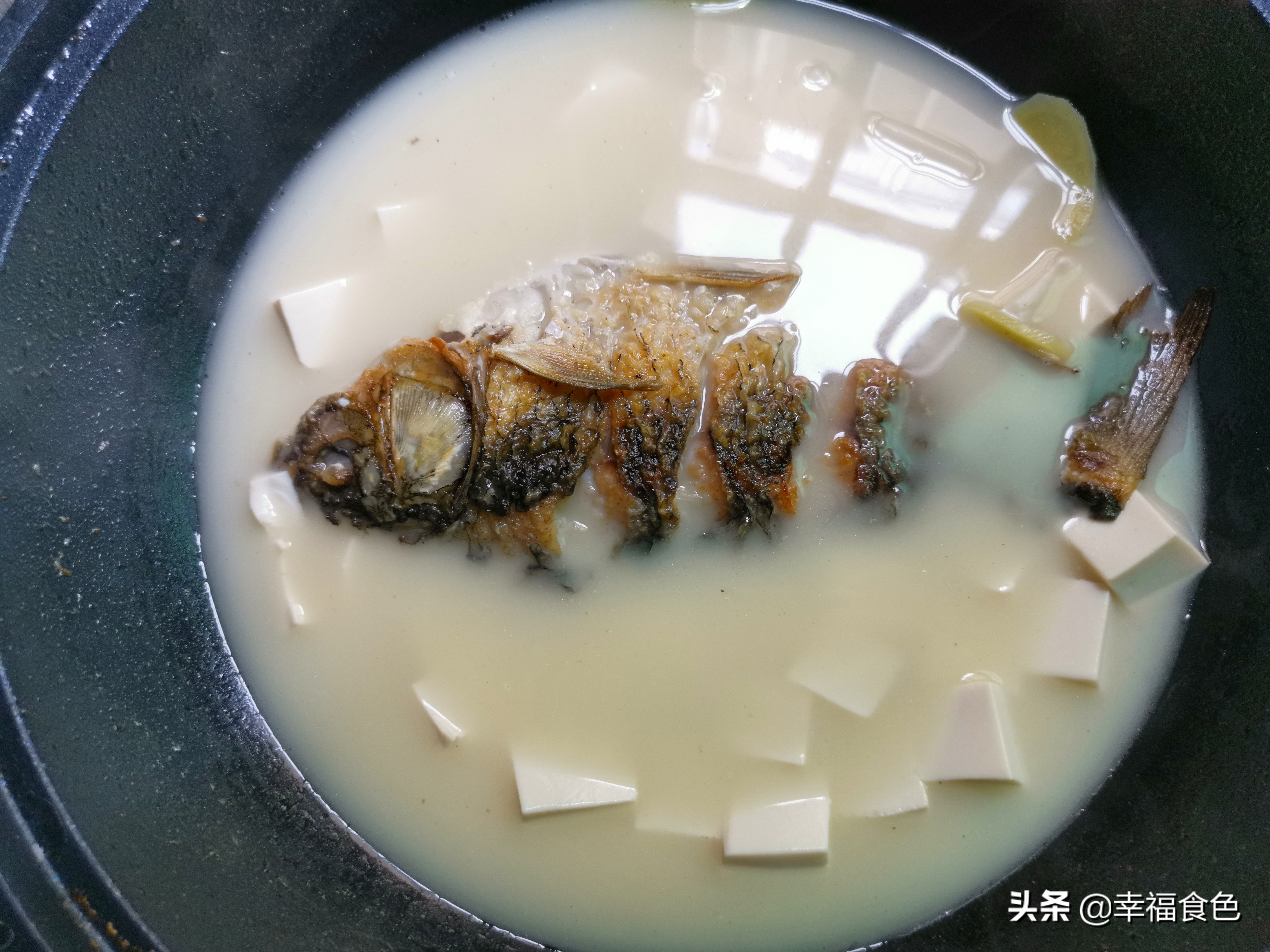 为什么冬天的鲫鱼熬汤不会白,鲫鱼用什么料熬汤好喝