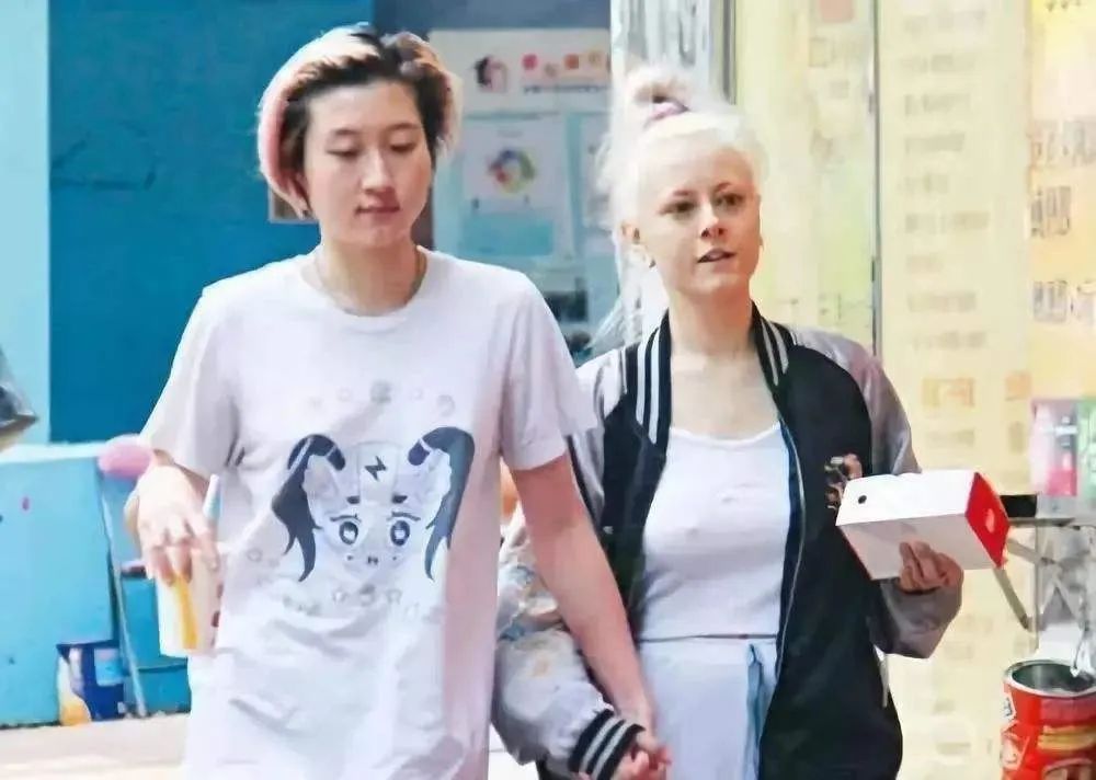 成龙20岁女儿传婚变,清空秀恩爱照片,同性妻子发文称旧照恶心