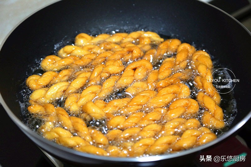 牛奶鸡蛋麻花的家常做法酥脆松软,面粉炸软麻花最简单做法