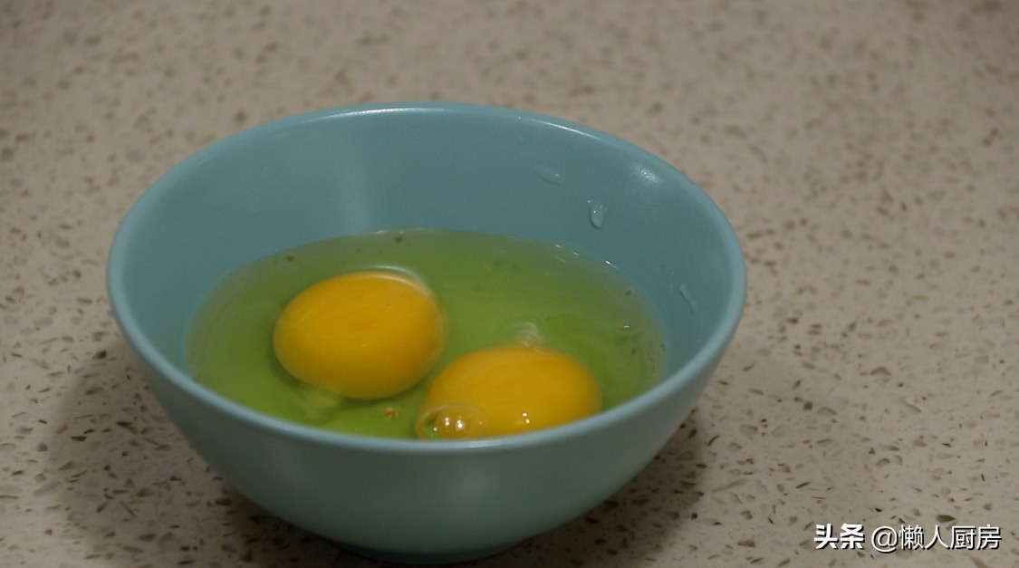 不用和面就可以吃到酥脆的小油条,外国人吃中国的油条配豆浆