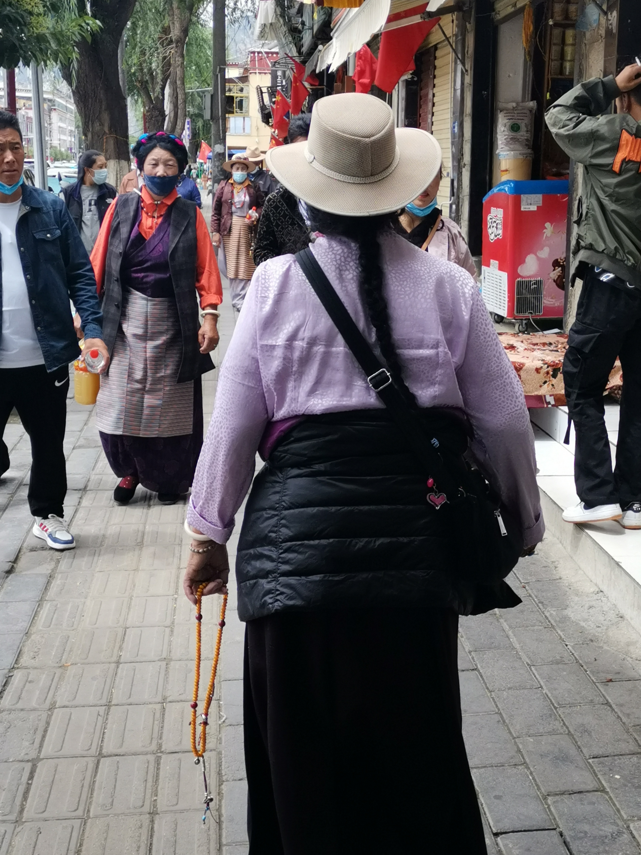 西藏拉萨这个城市好吗,拉萨市区是什么样的地方