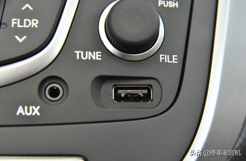 在车上给手机充电断断续续的,车上手机充电器使用方法