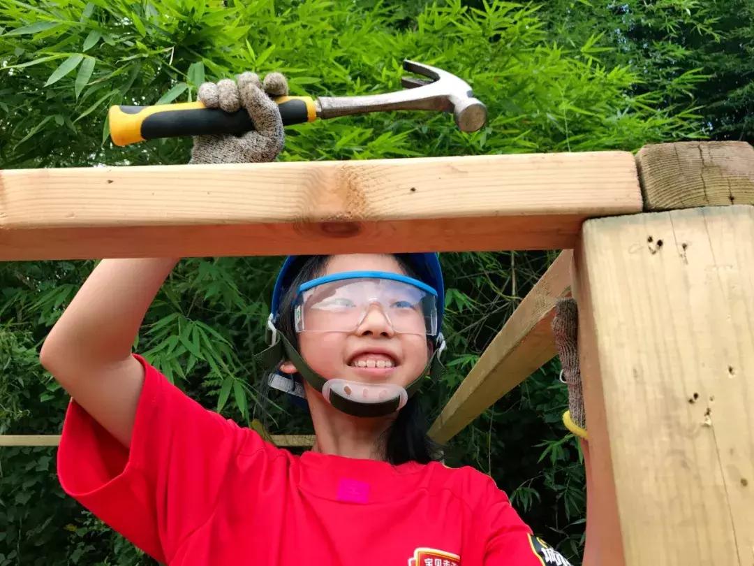 厉害了!这几个小学生竟然花了5天时间在森林里造了一个......