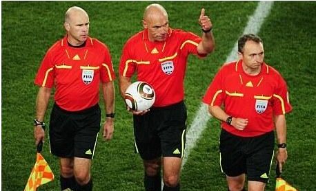 足球大讨论,足球比赛裁判现场宣布判罚