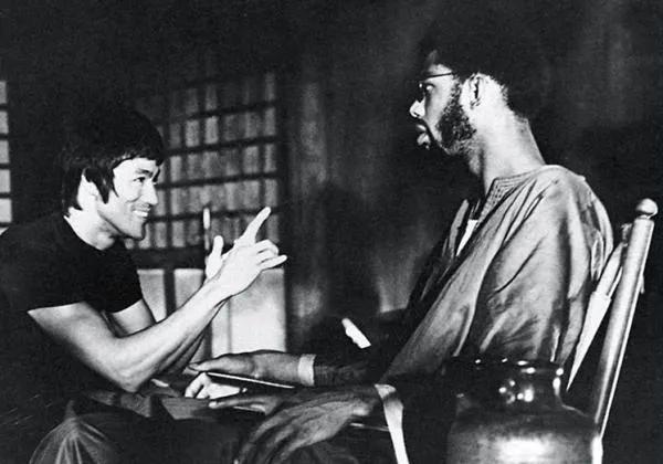 李小龙批评传统武术动作,李小龙被外国人推崇