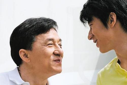 爸爸不满女儿作文只歌颂妈妈，结果反遭女儿怼：爸爸没有爱