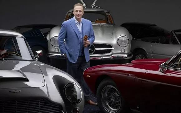 一双耐克鞋40多万美元，破成交纪录的神秘主人是谁？