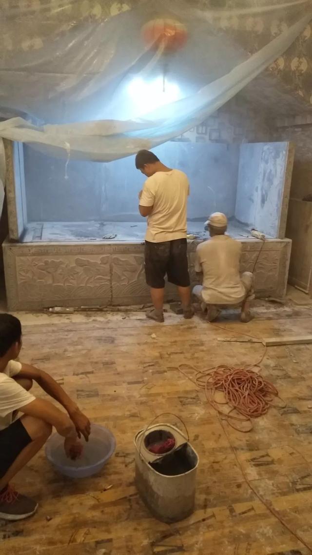 用3毫米玻璃粘的鱼缸,用大理石粘小型鱼缸