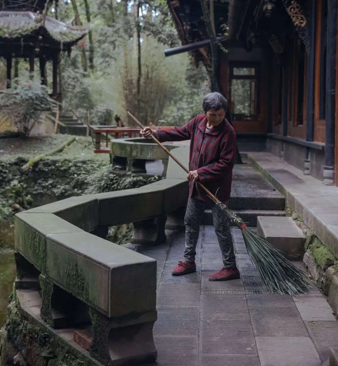 一家开在闹市里的茶馆,一家开在寺庙内的咖啡店