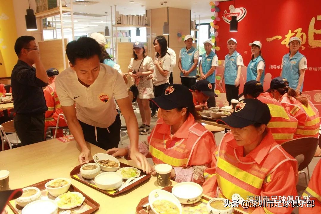 爱心志愿者为环卫工人送餐,暖心志愿者为环卫工人送上爱心粥