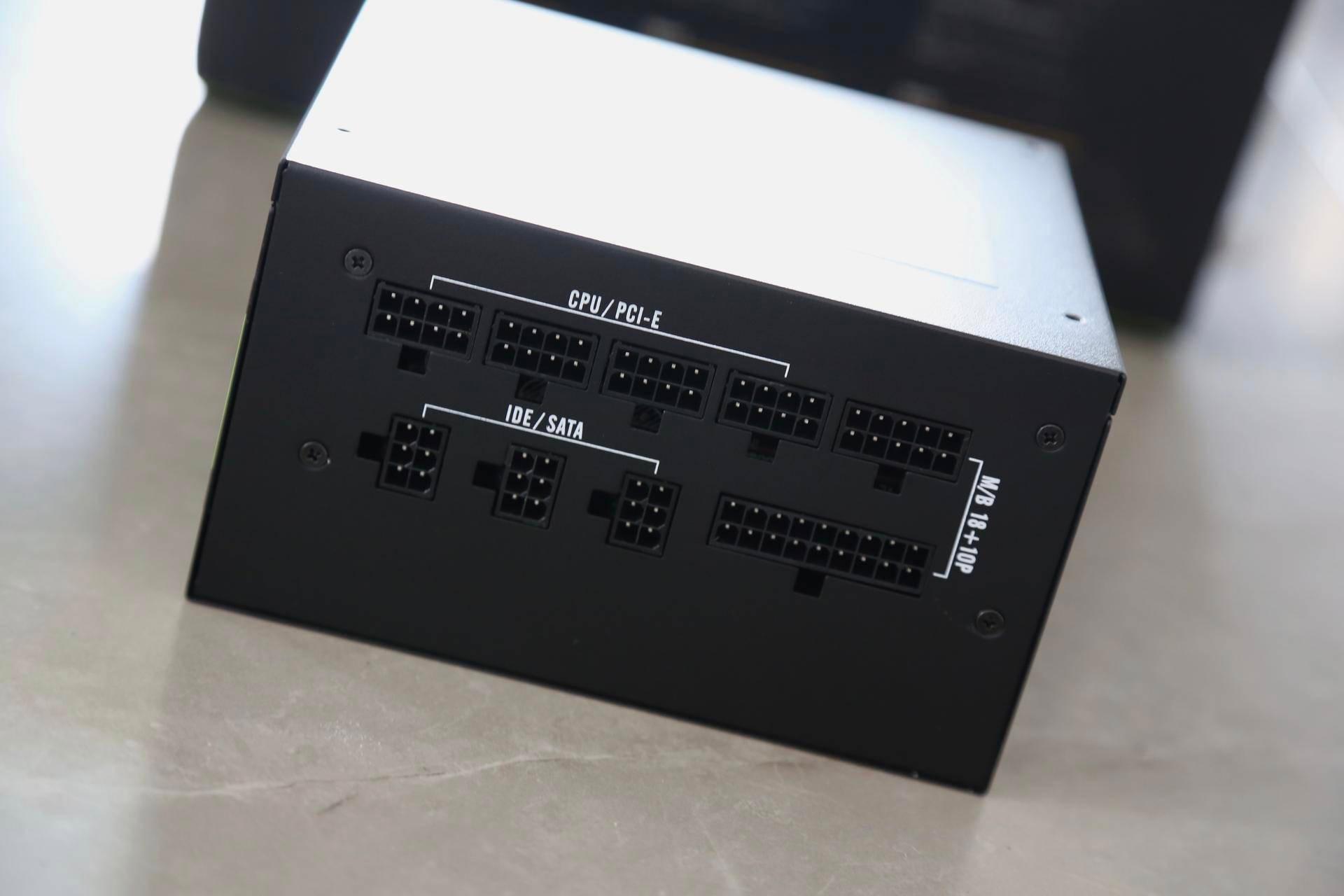 为刚踏入社会的小兄弟，配了一台高颜值散热好的FLUX平台主机