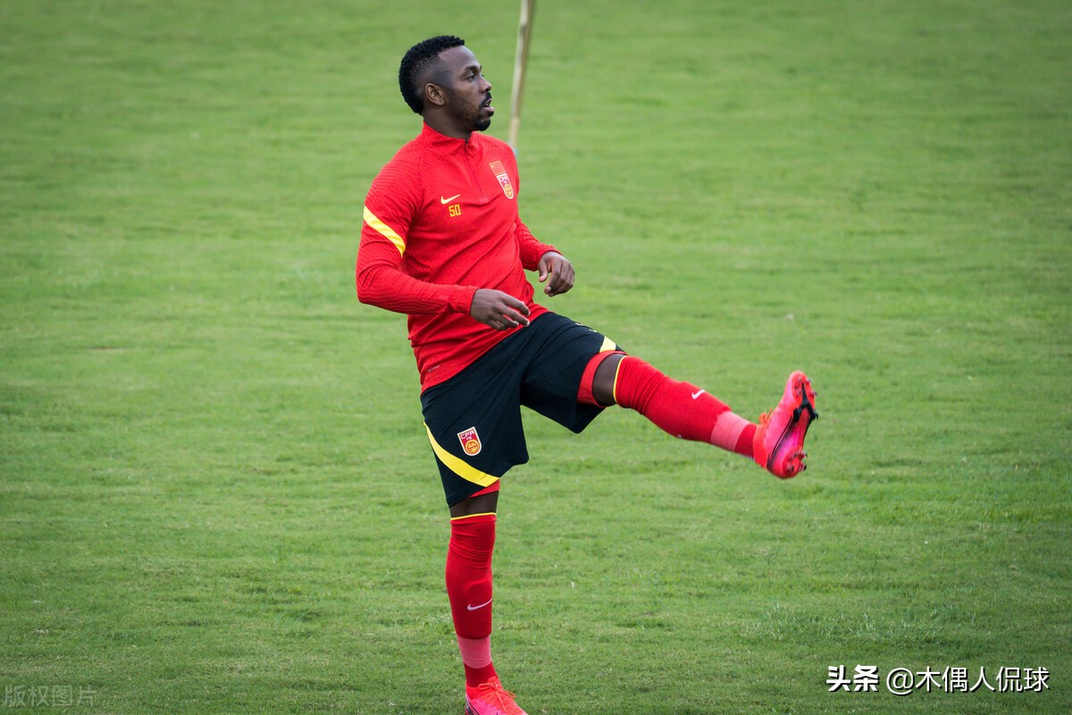 李铁续约，国足12强赛阵容大换血？5归化唱主角，89黄金一代淡出