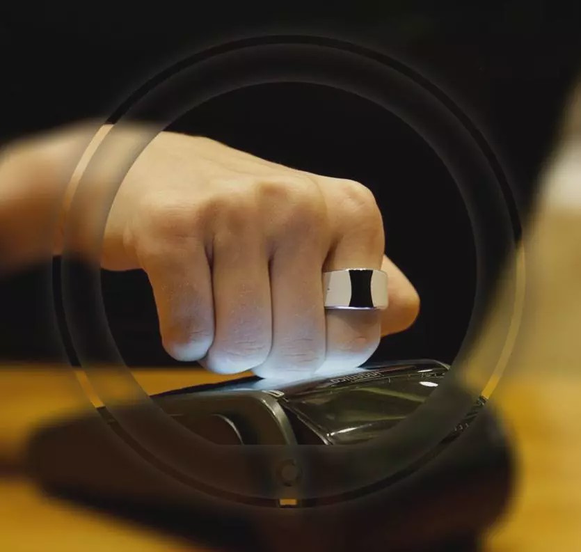 别人夸我耳环漂亮怎么回复,别人说你耳环比人好看你怎么回嘴