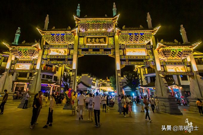 安徽滁州有一座定远古城，有1500多年历史，晚上比白天还热闹