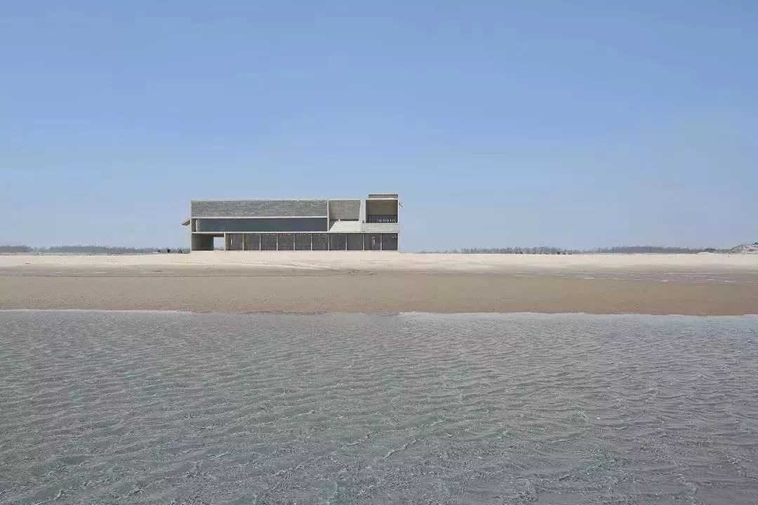 孤独的建筑物,孤独的建筑金湾