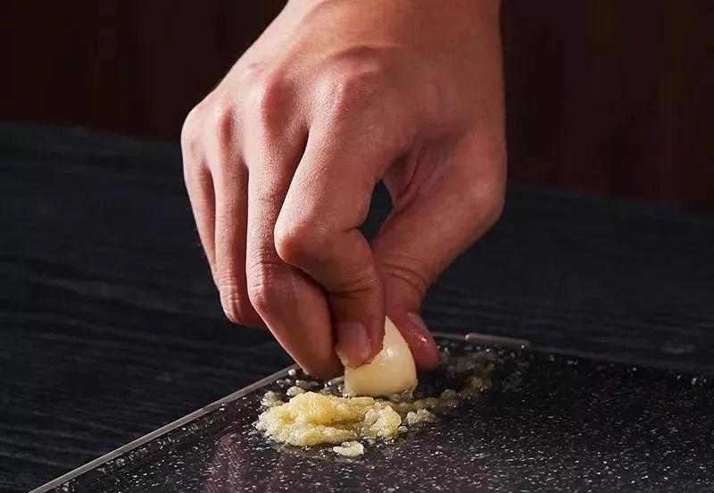 用了2000年的木菜板，被一块多功能菜板改变，不会发霉更抗菌