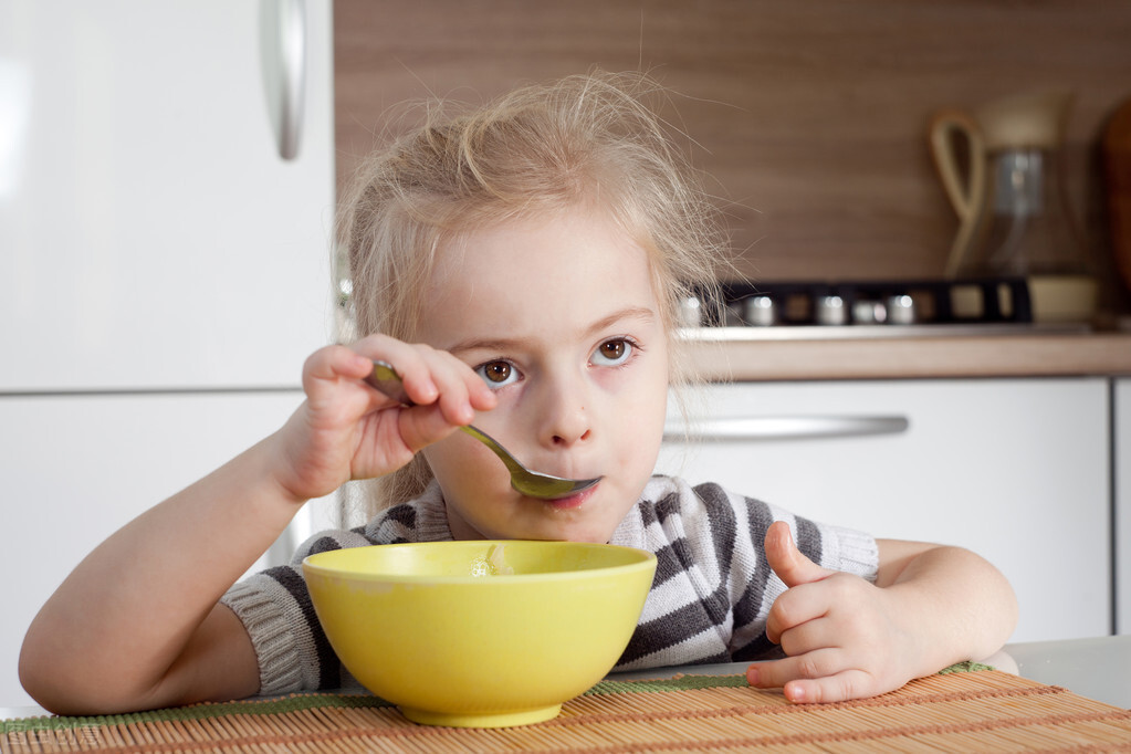 孩子不爱吃饭每天逼着吃会怎么样,小孩拒绝吃东西
