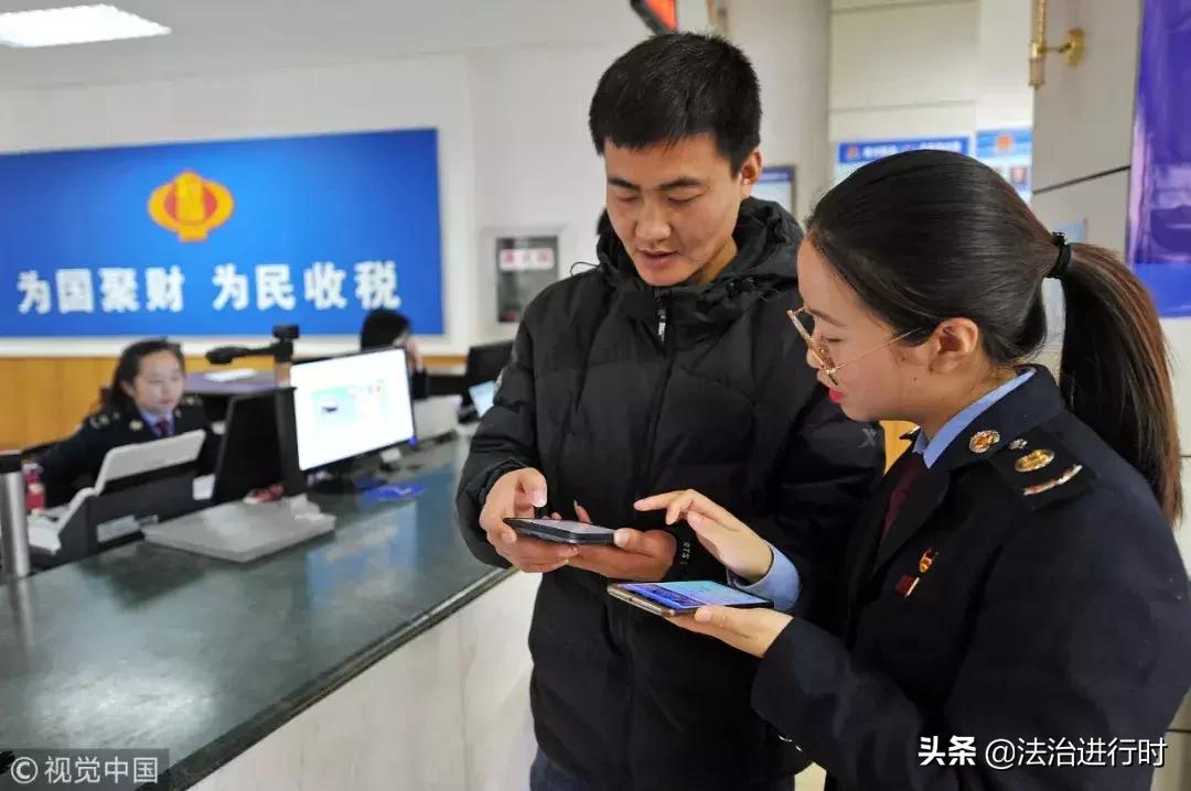 V早报：机场安检男子面露诡异微笑原来嘴里藏火机