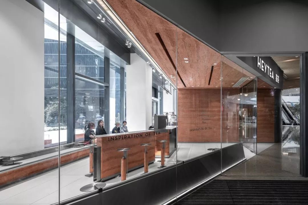 服装人要哭了！年利润4亿、估值90亿的喜茶竟然跨界服装行业？