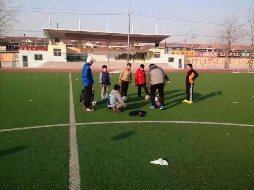 足球小伙踢球,足球小将盛源