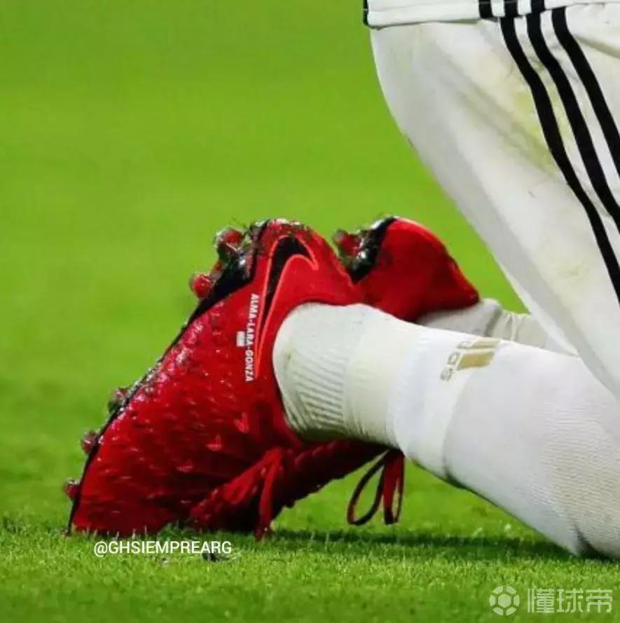 足球运动员为什么每次都穿新球鞋,喜旧厌新有什么好处