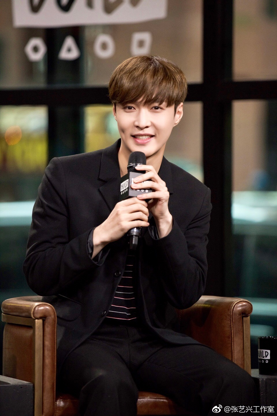 张艺兴美国纪录片采访,张艺兴美国直播录音棚