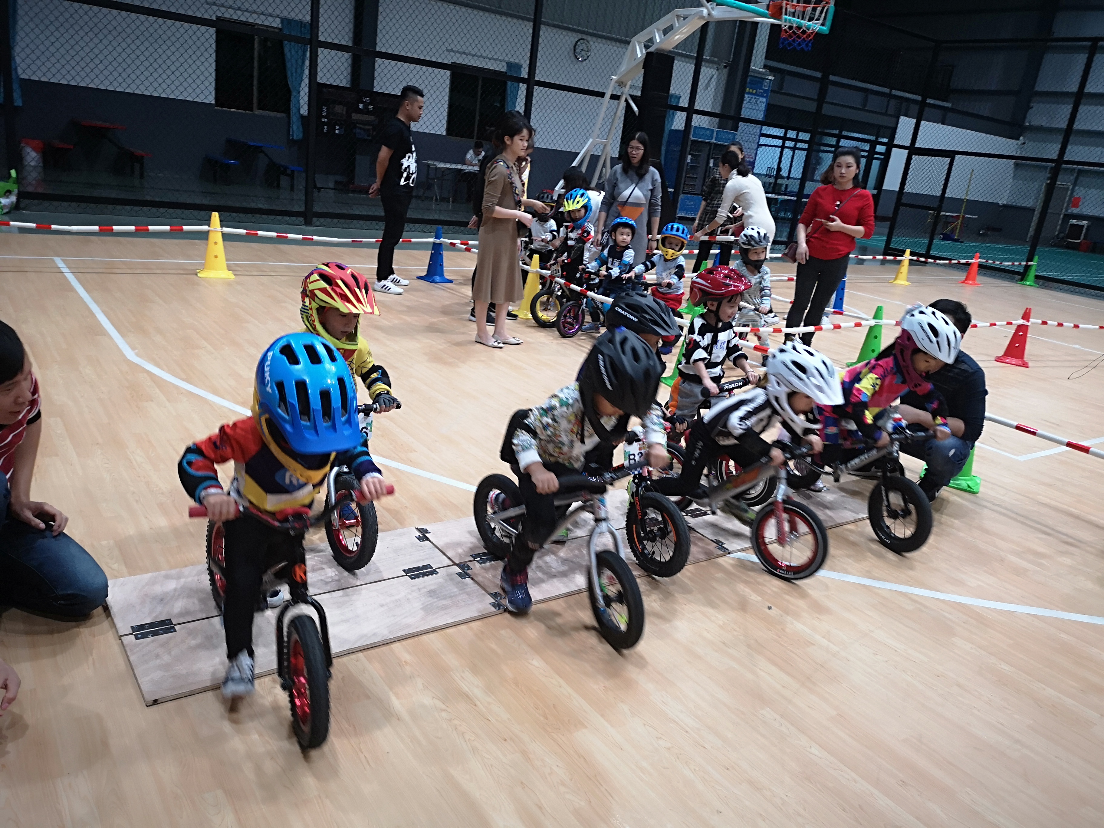 10000平室内游戏厅,居家室内羽毛球场地