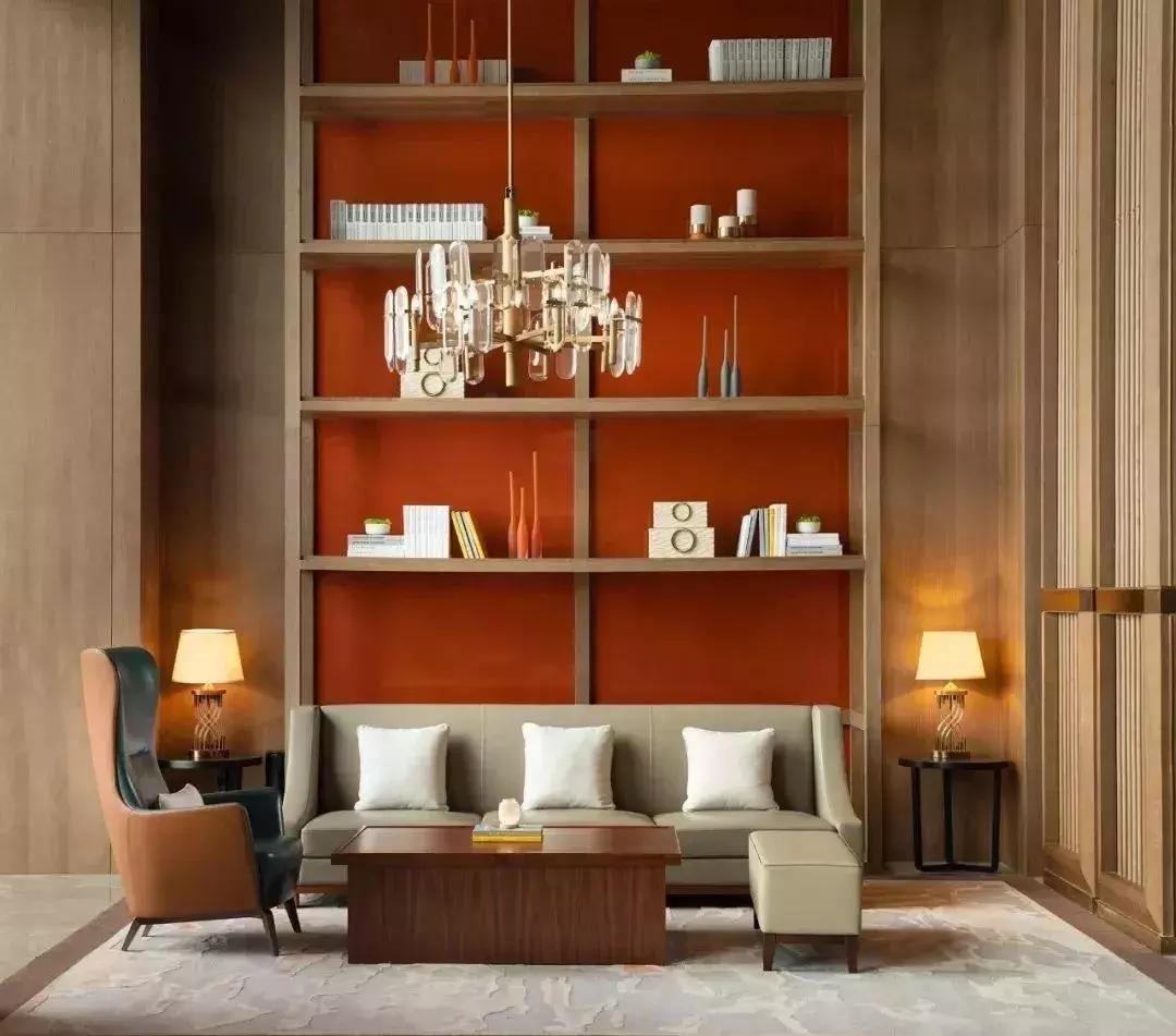 躺酒店床上看风景,躺在星级酒店房间床上看电视