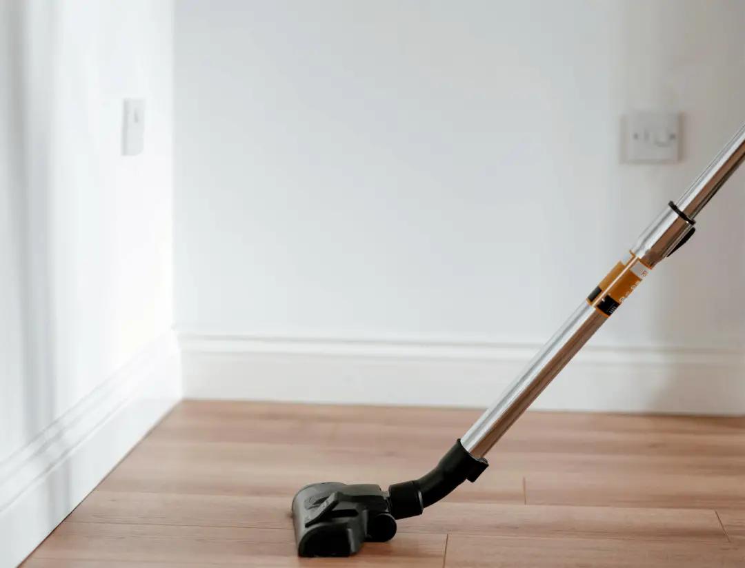 木地板松动踩有声音怎么处理,木地板踩上去有声音