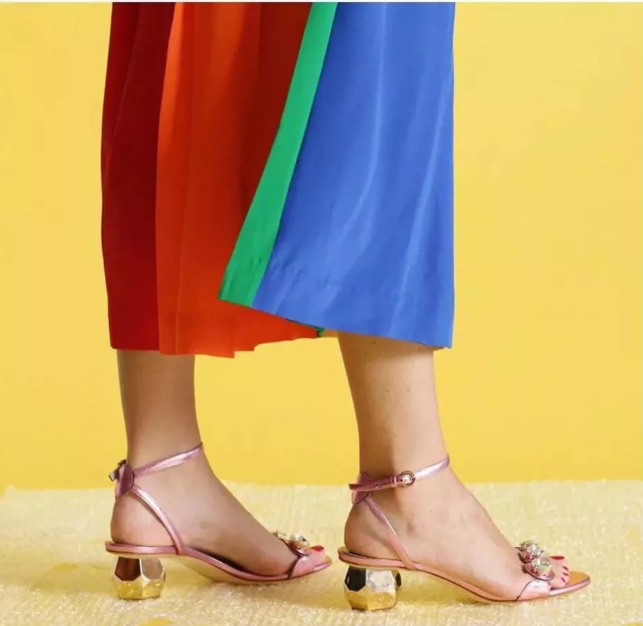 脚皮肤黑穿什么颜色鞋子显白,脚黑适合穿什么鞋子夏