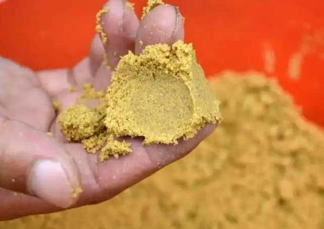 鲤鱼饵料黑坑专用黄面,黑坑钓鲤鱼黄面和什么饵料搭配好