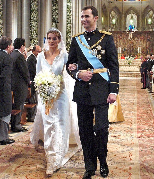 47岁西班牙王后真会穿雾霾蓝,47岁西班牙王后穿黑白蓬蓬裙