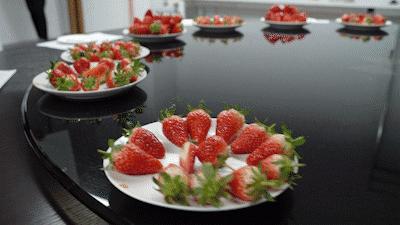 一下子吃了很多草莓,一下子吃了300g草莓