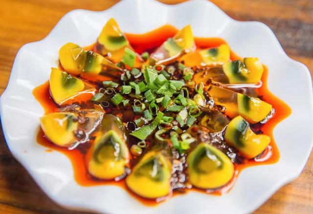 凉拌皮蛋怎么调调料,凉拌皮蛋煮熟有股腥味