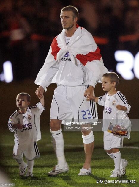 小贝当年多风光，三个儿子都穿德产定制鞋，球鞋广告动用百兽之王