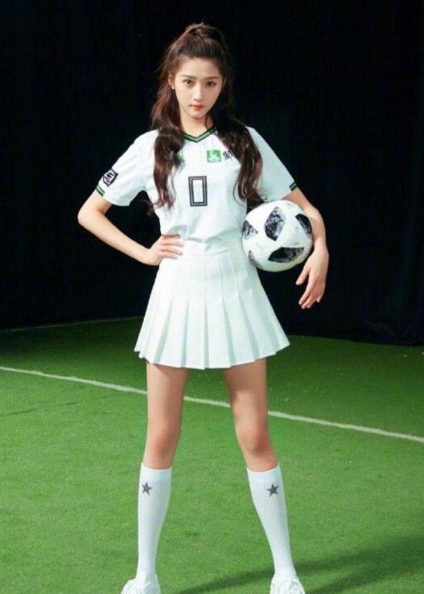 关晓彤踢球照片,关晓彤足球照