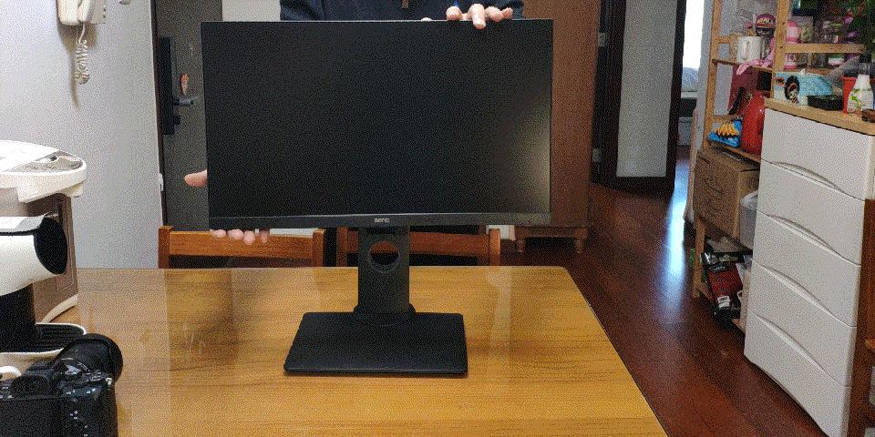 办公桌面打造,笔记本桌搭外接显示器精致布局