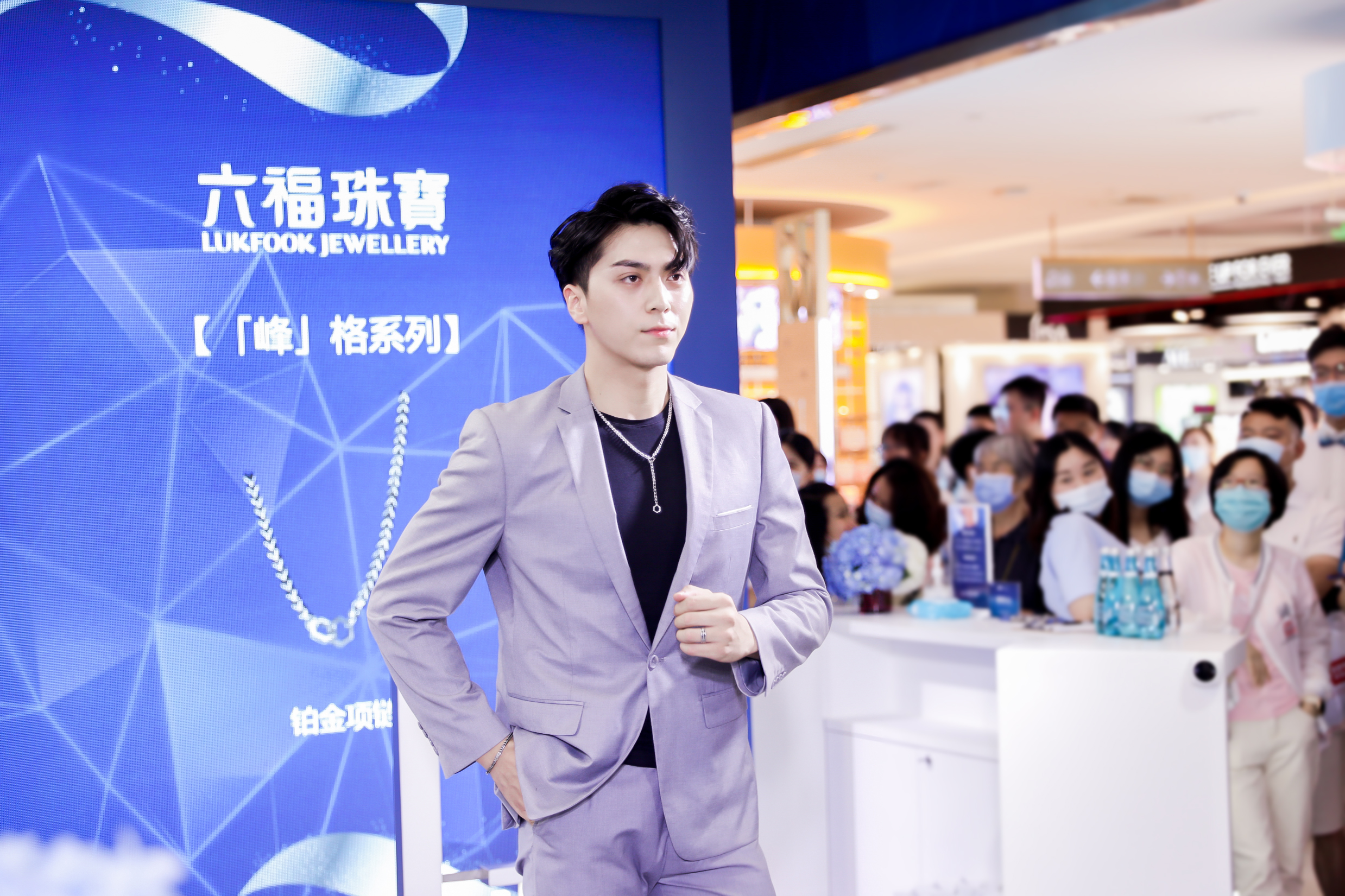「由心开始·铂金」2020铂金新品巡展于南京中央商场盛大开启