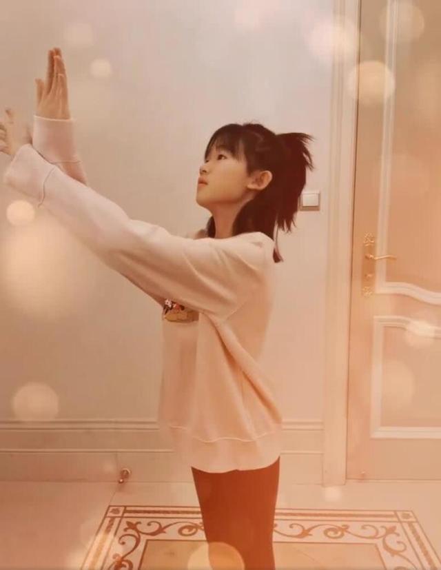 11岁贝儿好机智!穿无痕裤秀长腿太成熟,搭米奇卫衣瞬间拉回清纯