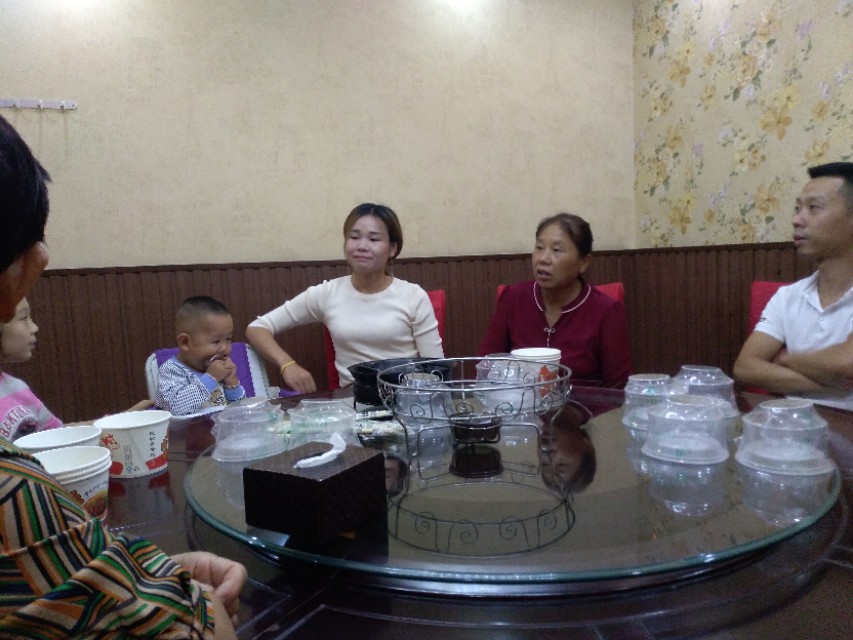 今天九月十三日，姨夫姨姐家喜添孙子，亲朋相聚侏儒民众大酒店！