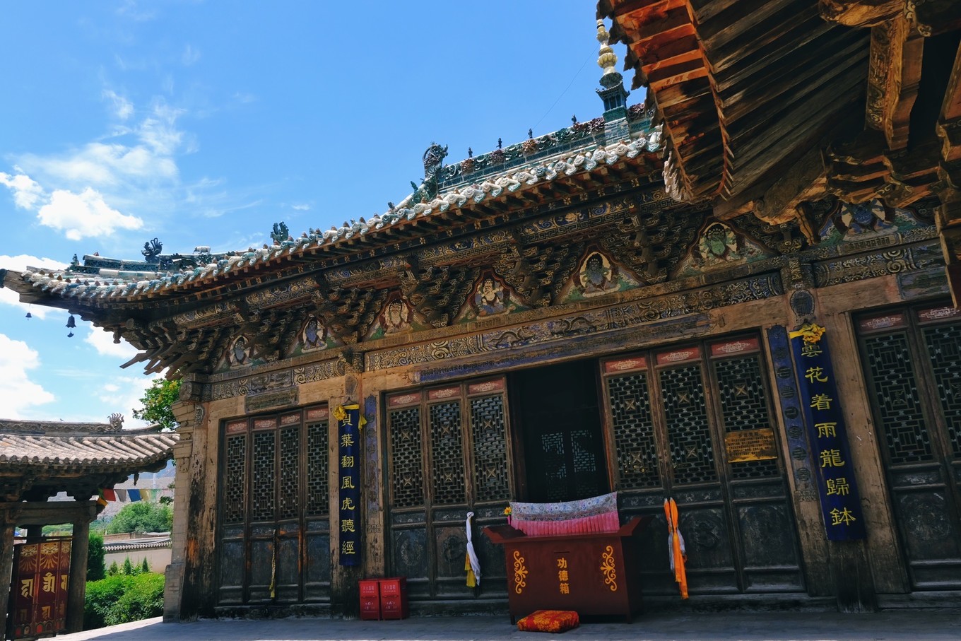 第一个看到的是鹰王殿，这是一座面阔三间的明代建筑