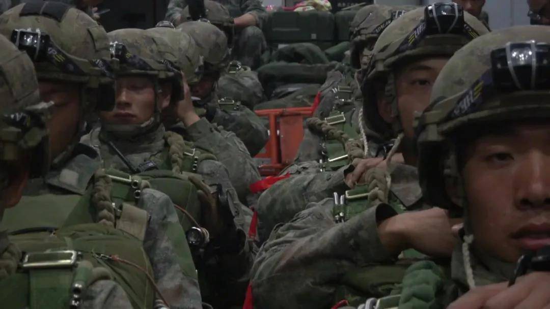 解放军新型单兵战场识别系统,新式星空迷彩单兵装备