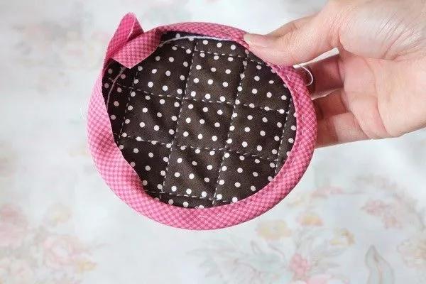 在家用几块小碎布，就能做个玫瑰零钱包，闺蜜看了都想要！附教程