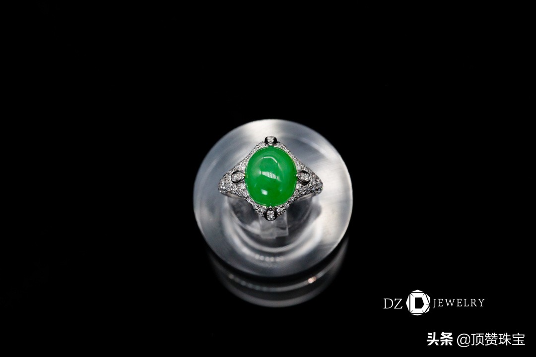 椭圆翡翠蛋面镶嵌戒指简单款式,绿色翡翠蛋面镶嵌戒指的图片