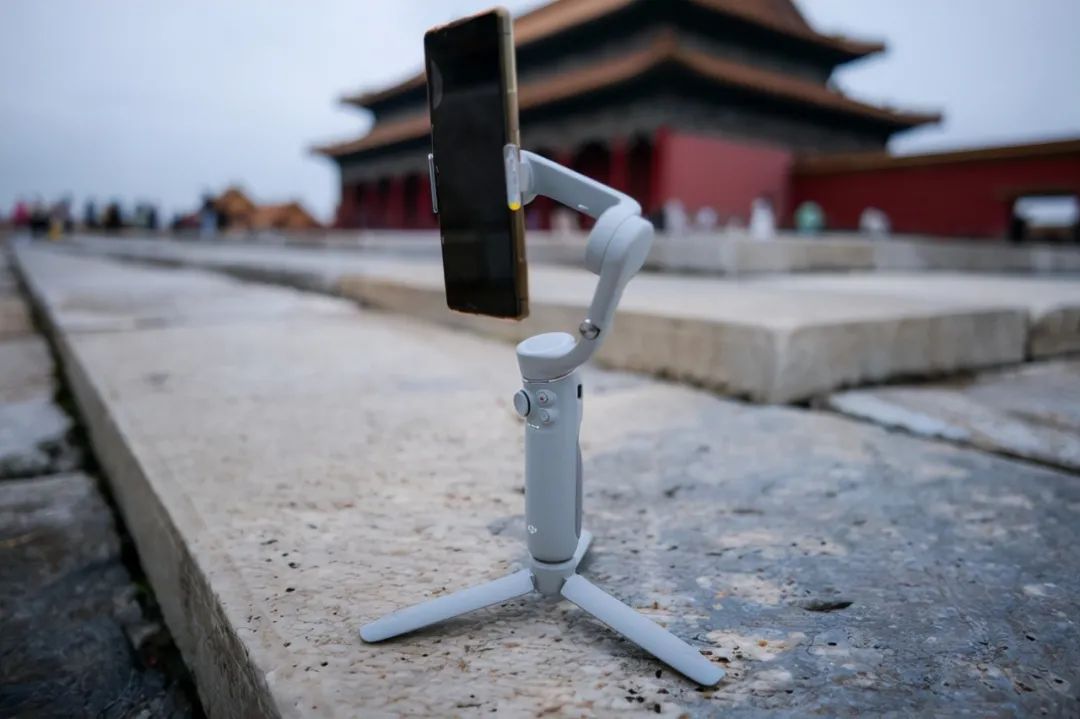 智云5和大疆om5哪个性价比更高,大疆om5稳定器放大功能不能放大