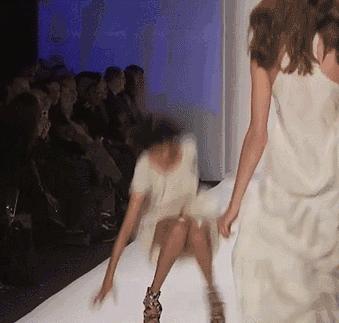 模特走路摔倒,模特走t台摔倒