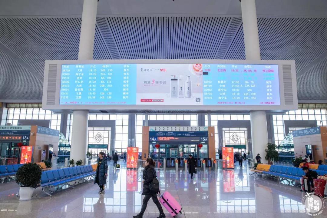 直击春运首日各地出行现场,春运首日直击带上祝福温暖回家